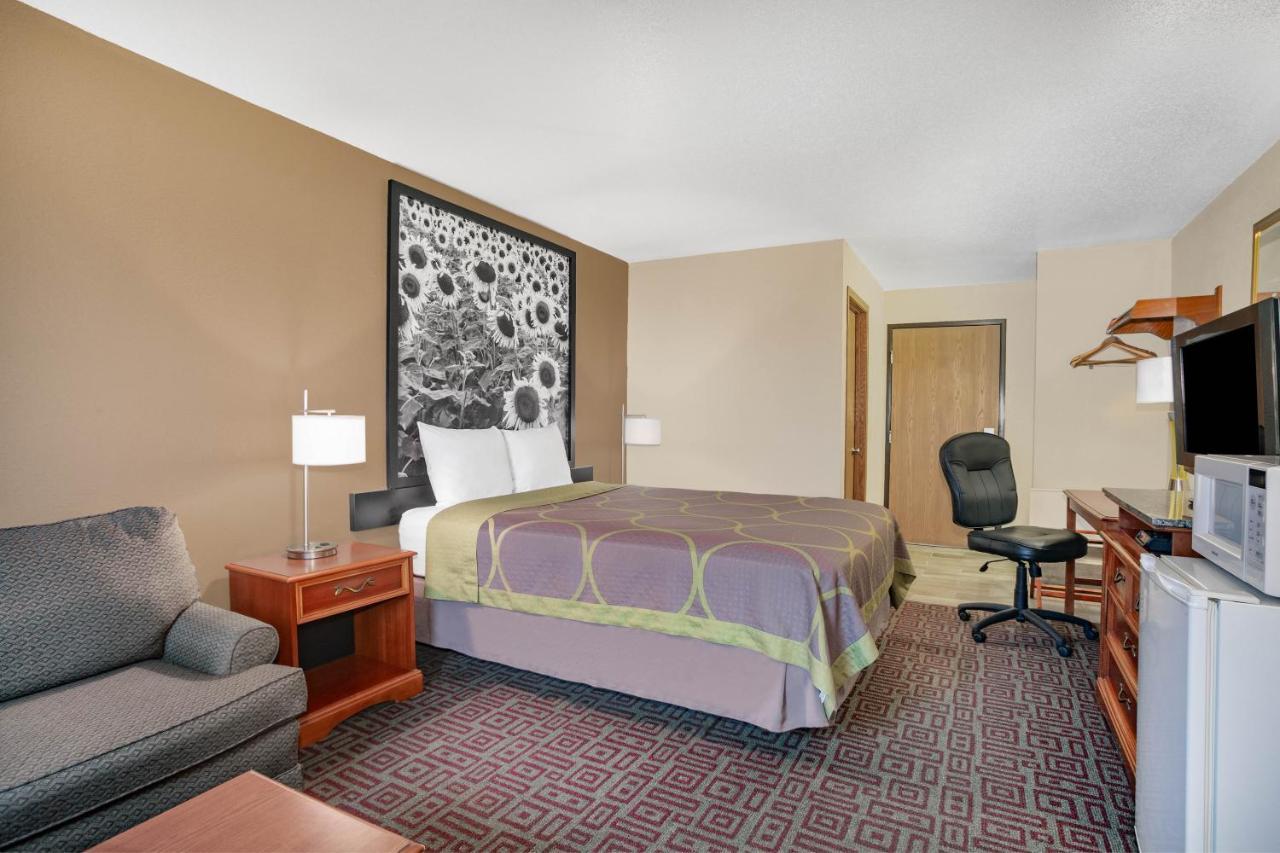 Super 8 By Wyndham Fort Madison Bagian luar foto