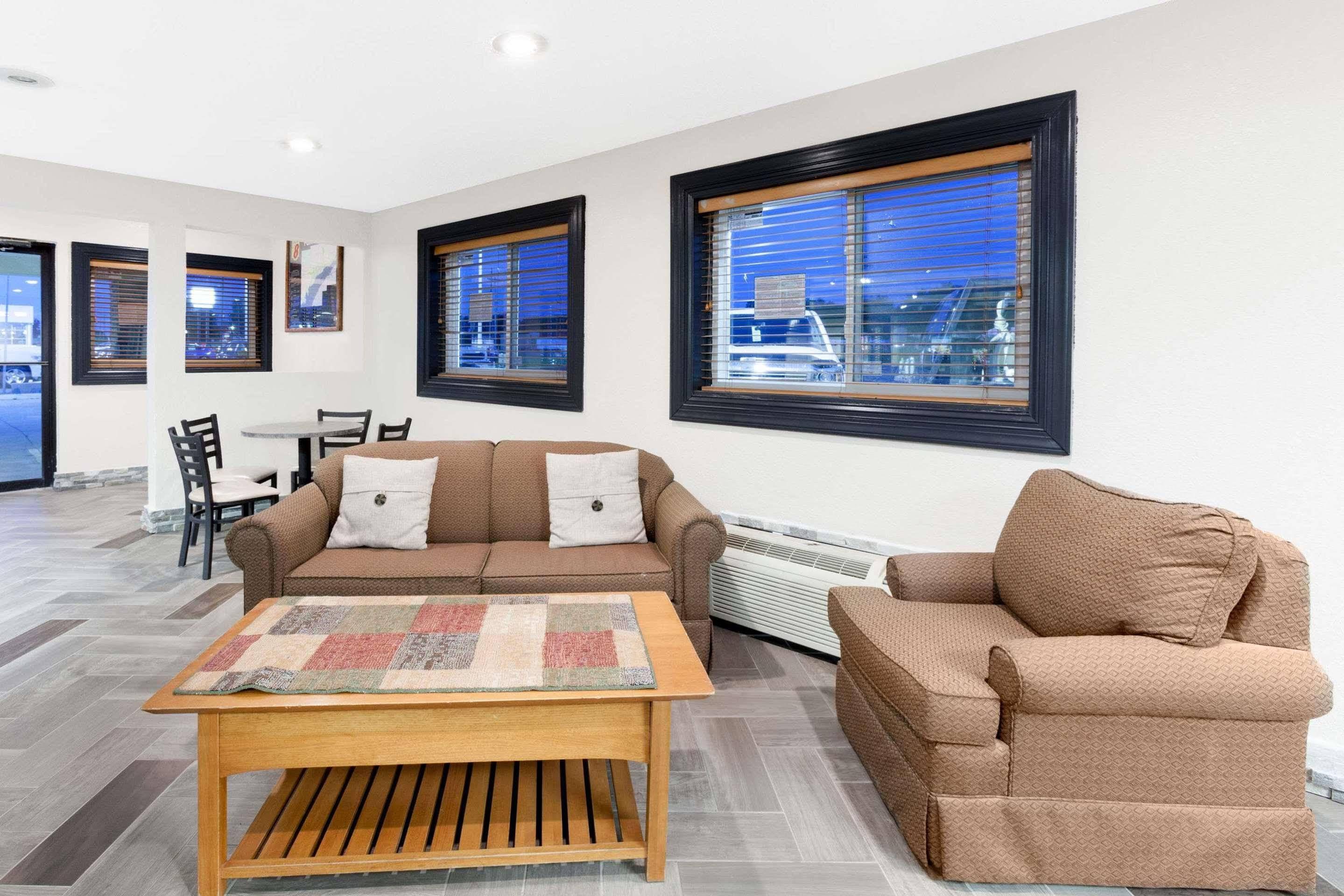 Super 8 By Wyndham Fort Madison Bagian luar foto