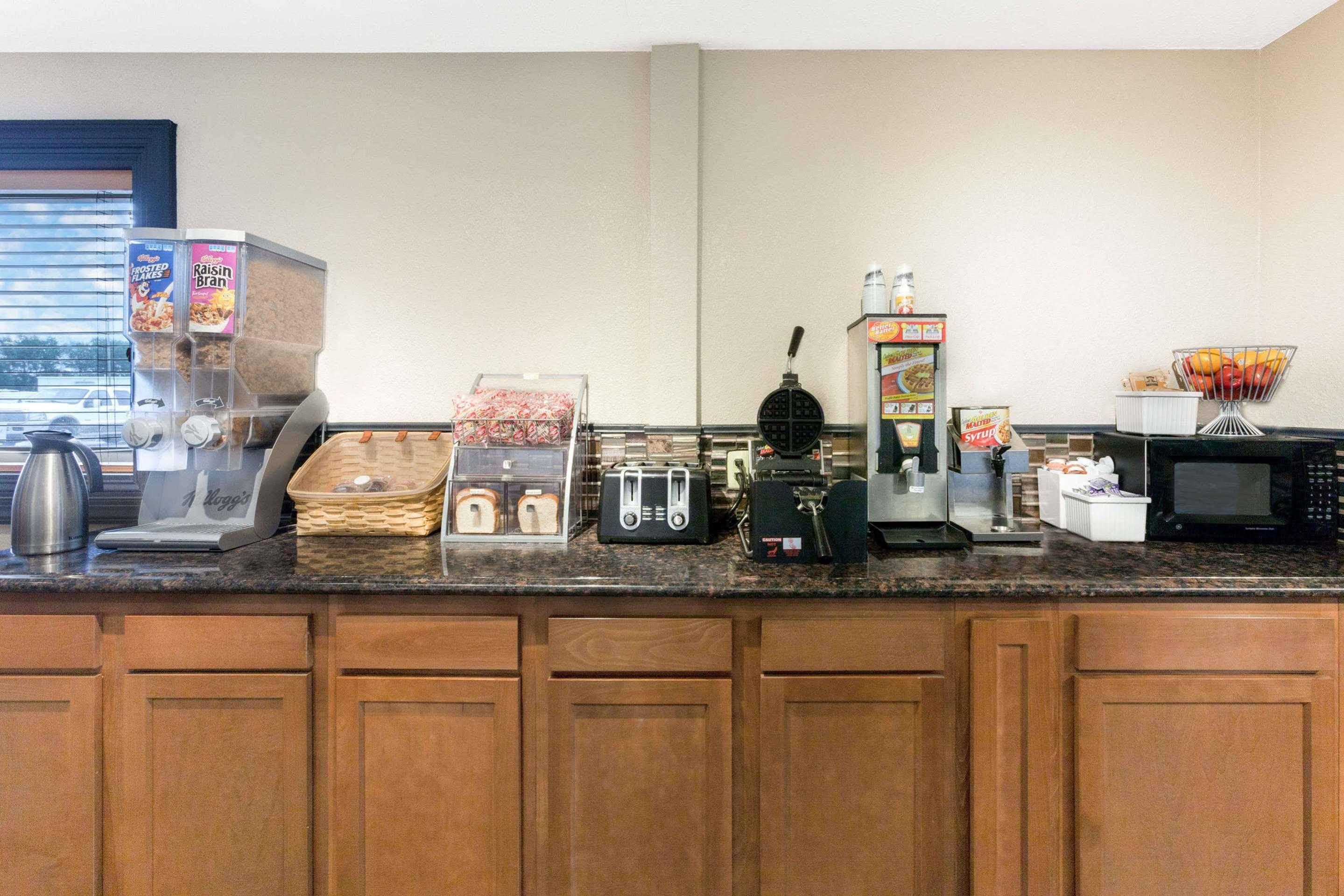 Super 8 By Wyndham Fort Madison Bagian luar foto