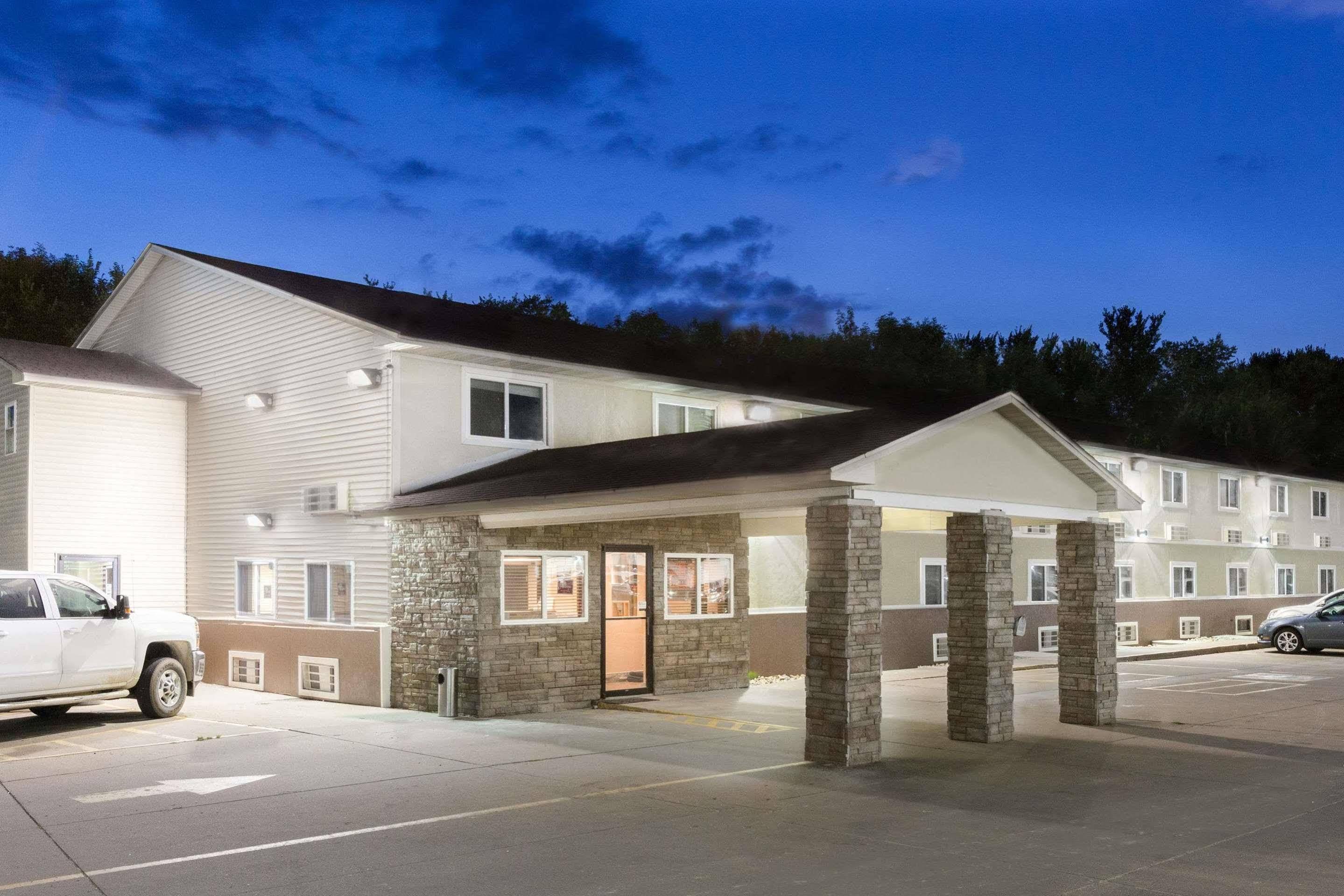Super 8 By Wyndham Fort Madison Bagian luar foto