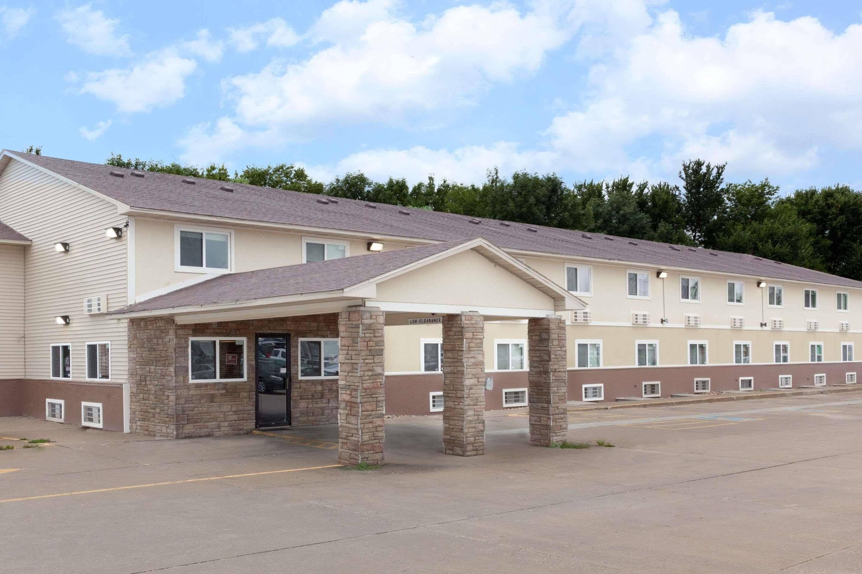 Super 8 By Wyndham Fort Madison Bagian luar foto