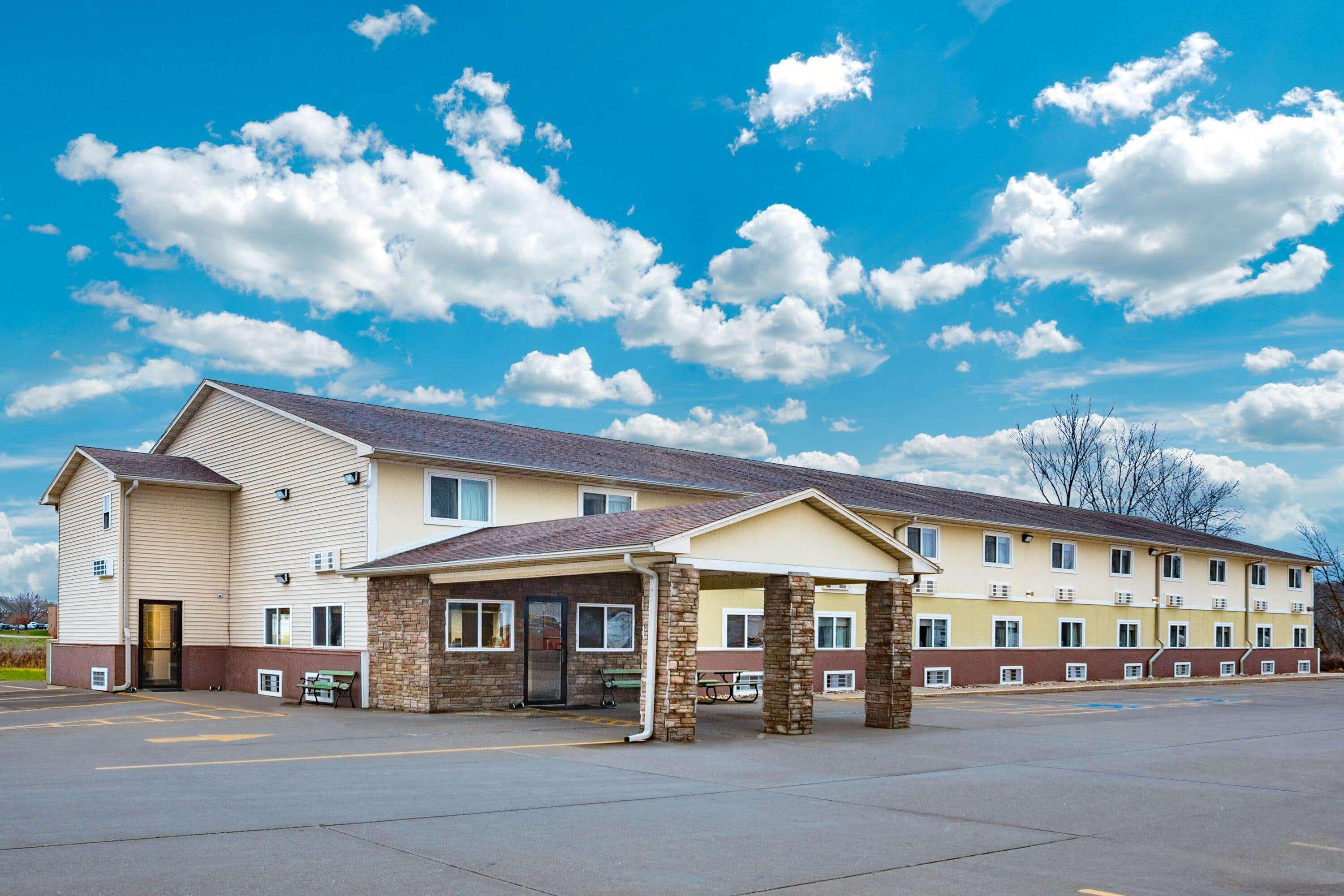 Super 8 By Wyndham Fort Madison Bagian luar foto