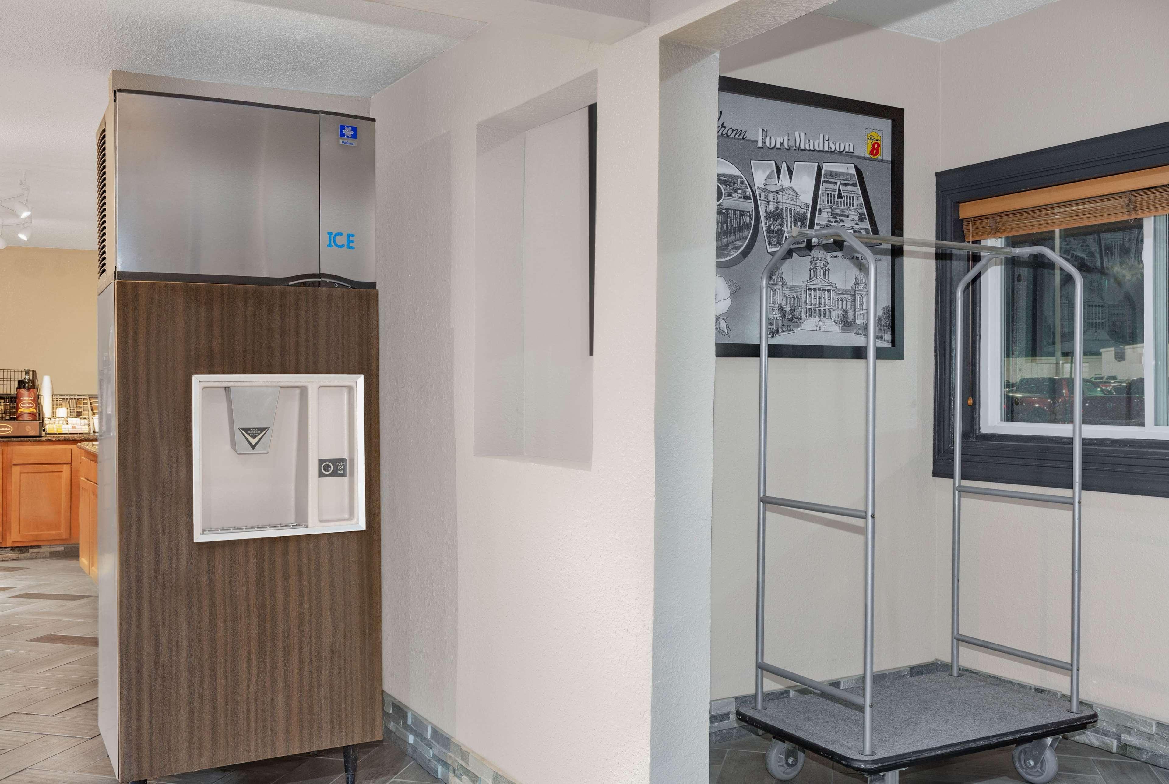Super 8 By Wyndham Fort Madison Bagian luar foto