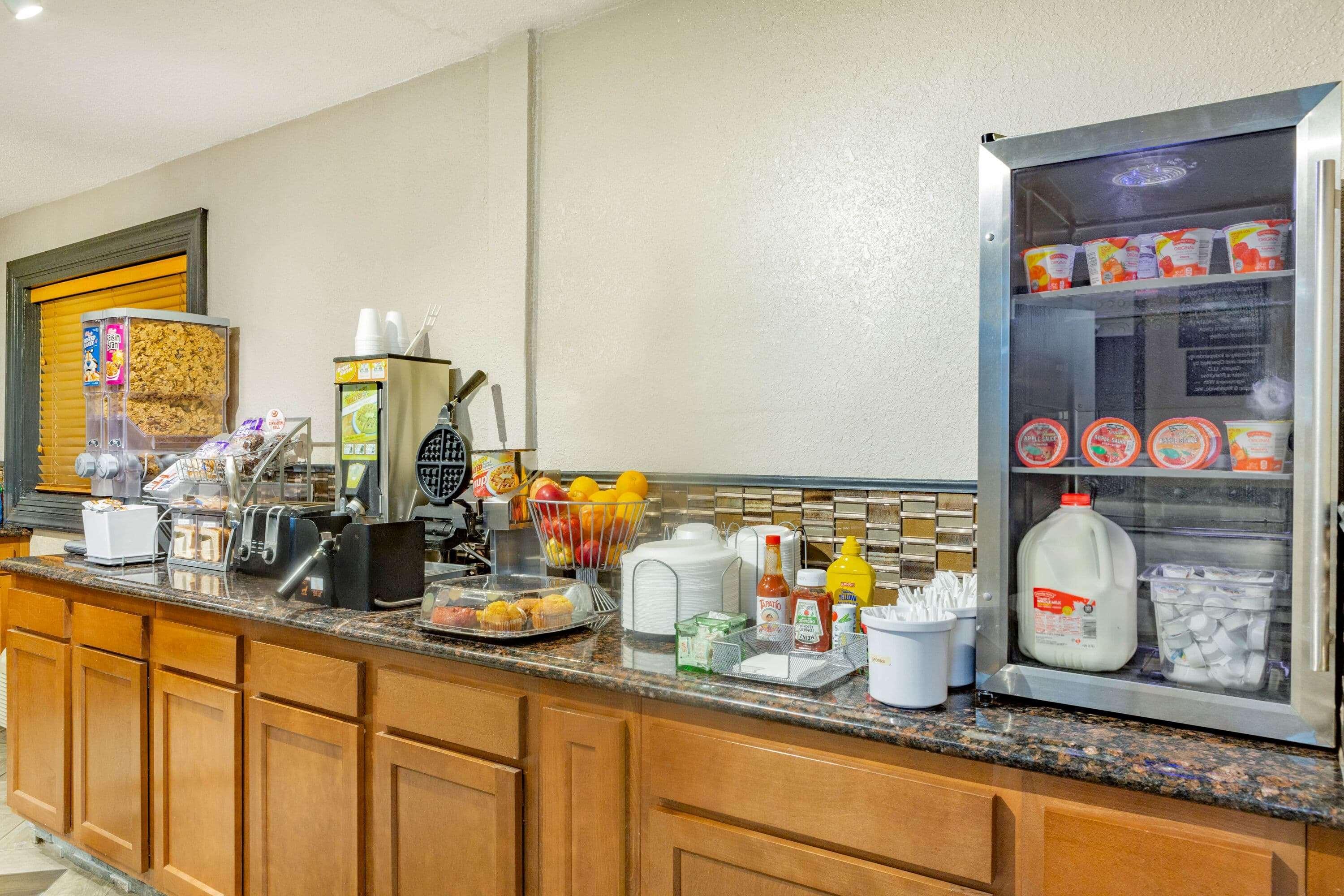 Super 8 By Wyndham Fort Madison Bagian luar foto