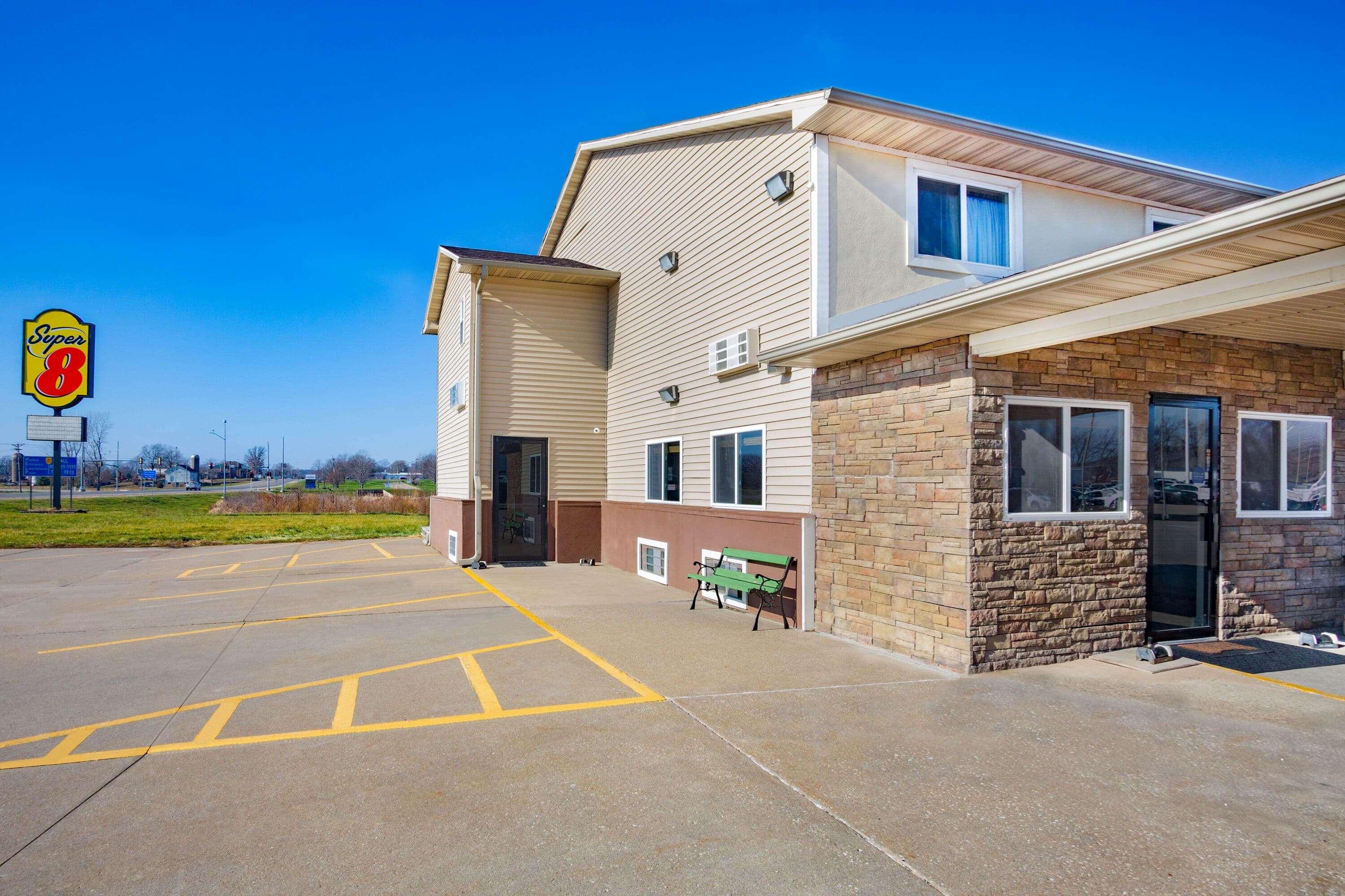 Super 8 By Wyndham Fort Madison Bagian luar foto