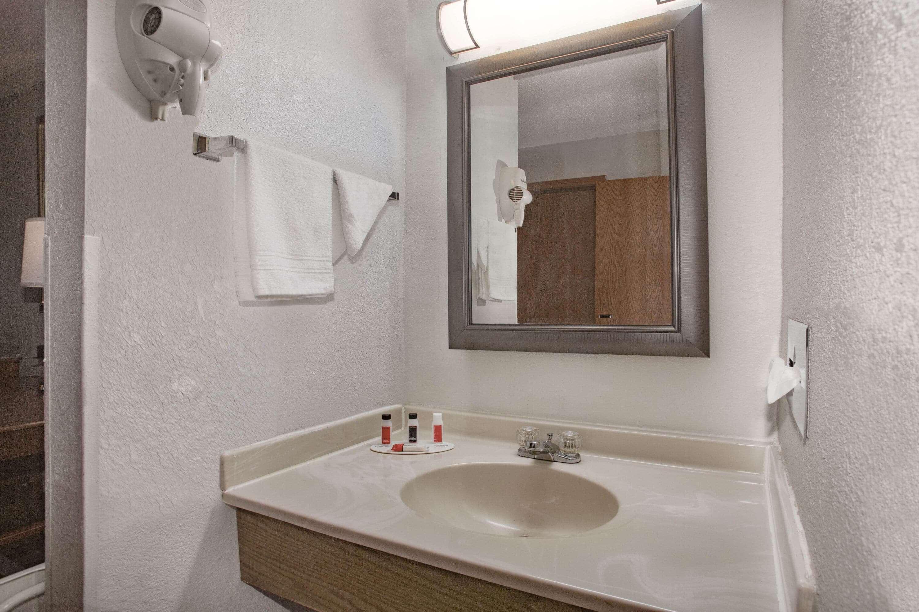 Super 8 By Wyndham Fort Madison Bagian luar foto